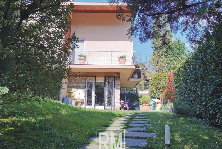 Bergamo Loreto trilocale in villa due bagni giardino esclusivo cantina lavanderia