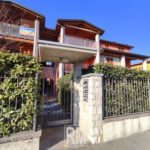 Mozzo trilocale piano terra giardino esclusivo box contesto residenziale