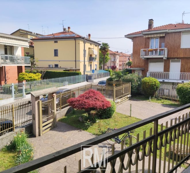 Curno trilocale primo piano box terrazza solaio riscaldamento autonomo cucina abitabile giardino