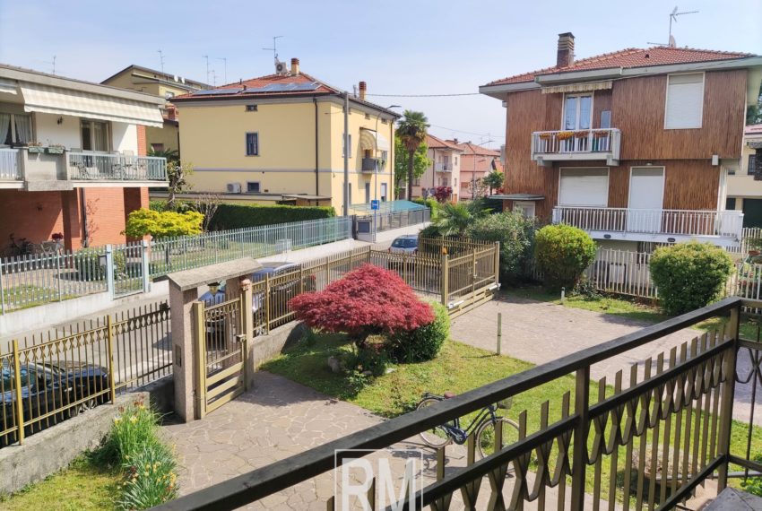 Curno trilocale primo piano box terrazza solaio riscaldamento autonomo cucina abitabile giardino