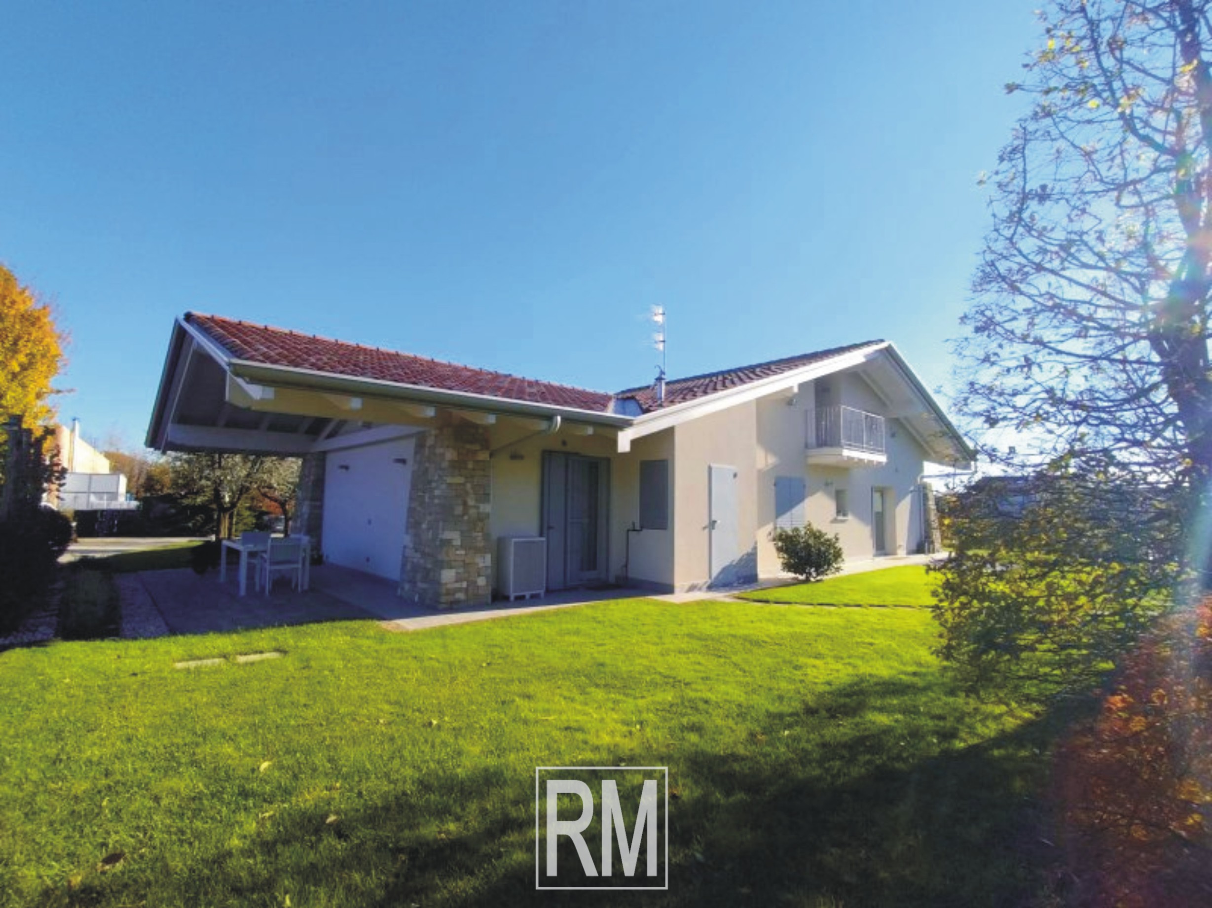 BREMBATE DI SOPRA – VILLA CON TERRENO E MAGAZZINO.