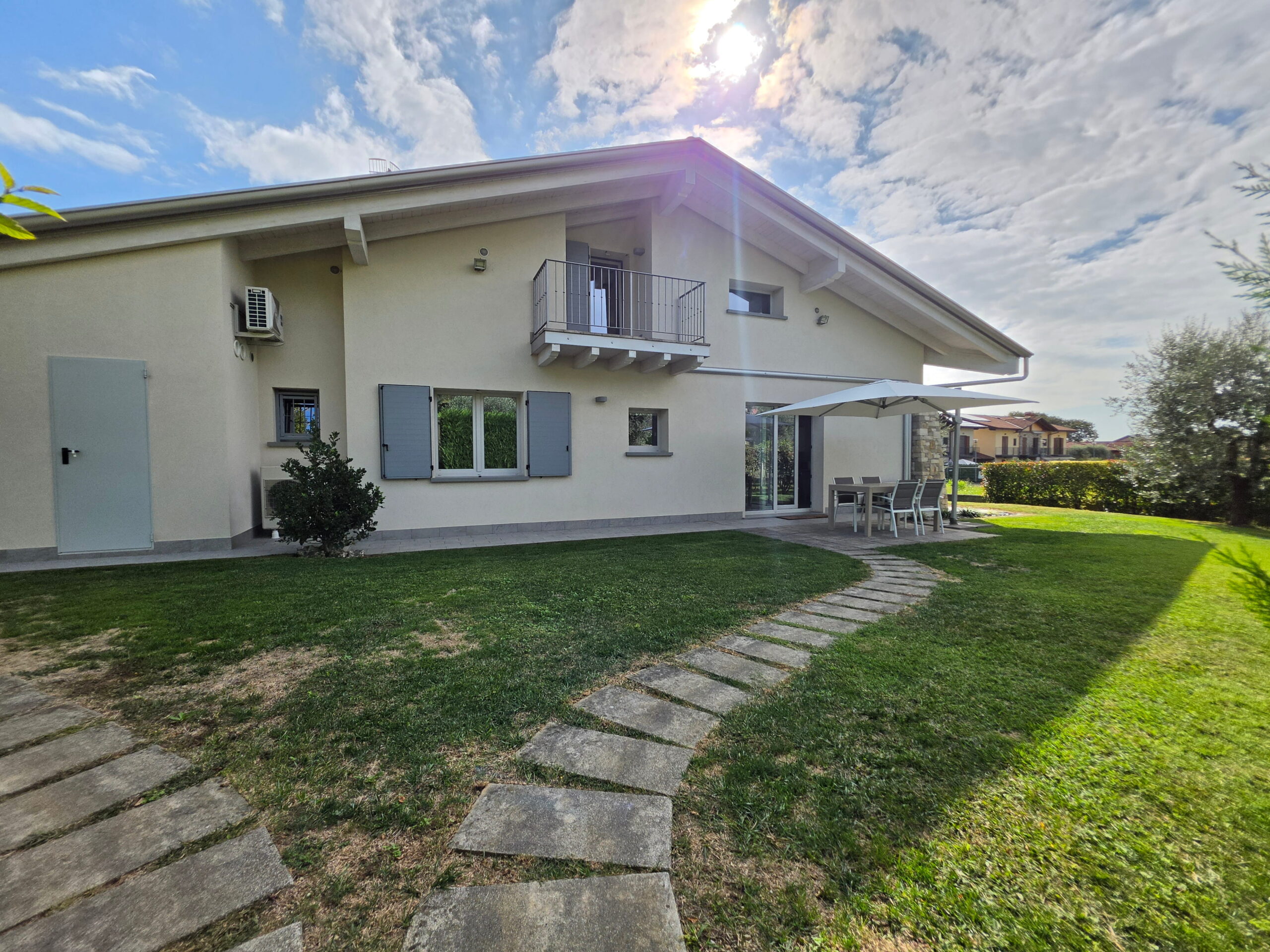 Brembate di Sopra – Esclusiva villa singola con dependance e 6.000 mq di terreno